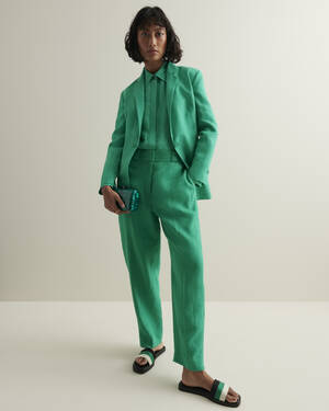 marksandspencer_SS23_LOOKBOOK_T504050T_sako_2899Kc_T2166T_kosile_2199Kc_T8142T_kalhoty_2199Kc_zelena.jpg